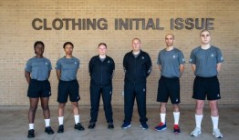 由于太空部队发射了自己的健身装备，空军的PT制服推迟了