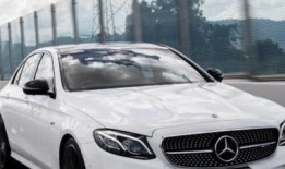 在那空统，一名男子在奔驰车上使用假红色车牌被捕