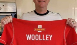 英国皇家邮政车队为准爸爸的葬礼送行