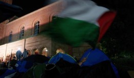 警察清理加州大学洛杉矶分校在加沙校园骚乱中的抗议营地