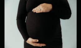 阿拉巴马州一名双胎孕妇希望能在圣诞节前生下双胞胎