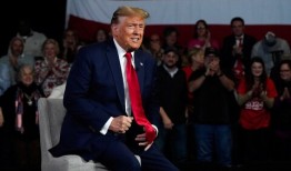 尼基·黑利发誓，如果输给唐纳德·特朗普，她不会“亲吻戒指”