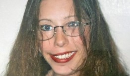 一名女子在三年后被发现死在公寓里，她写了“我饿坏了”