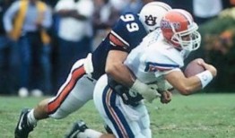 奥本大学的艾斯·阿特金斯谈论烧烤、蓝调和他的新书《别让魔鬼骑》