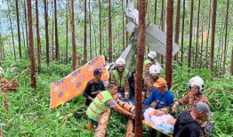 飞行员和见习生在轻型飞机失事中生还