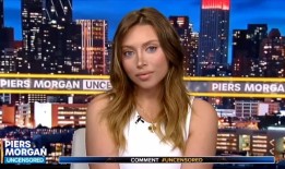 皮尔斯·摩根在烧烤传送门闪光灯时“不介意露胸”