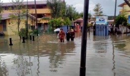 大雨使怡保的几个地区被洪水淹没