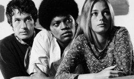 日间肥皂剧明星，因《摩登小队》而成名，去世，享年84岁