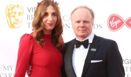 “我们吓坏了”：《王冠》演员杰森·沃特金斯讲述了女儿死于败血症的故事