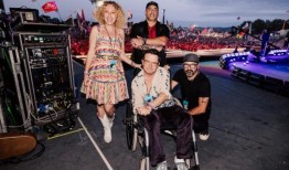 迈克尔·j·福克斯(Michael J. Fox)说，在格拉斯顿伯里音乐节(Glastonbury Festival)上与酷玩乐队(Coldplay)一起演出“非常令人兴奋”