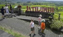 巴厘岛山体滑坡造成两名游客死亡，冲走了别墅