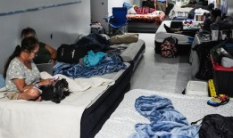 在公共场所哭泣：佛罗里达飓风带来的压力对心理健康造成了影响