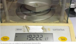 一名印度劳工的运气随着发现价值95,000美元的钻石而转变