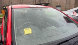 英国城市爆发停车大战，一个神秘的当地人在车上贴了“粗鲁”的纸条