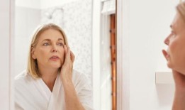这8个错误会让你变老——让你看起来比实际年龄老得多