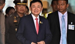 泰国前总理他信在假释后回国