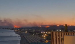 由于“末日”野火肆虐希腊岛屿，英国游客纷纷撤离