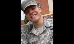 家属哀悼在鱼鹰坠机中丧生的飞行员，搜救工作仍在继续