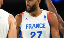 沙克解释了为什么他会把手放在鲁迪·戈贝尔身上