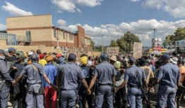 警方称南非城镇“暴徒”袭击，7人被烧死