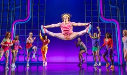 获得第一次看摇滚的心脏与新的生产照片