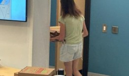 麻省理工学院(MIT)的学生斥责以色列教授的演讲，奇怪地抢走免费披萨盒