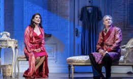 看看斯蒂芬妮·j·布洛克在《伦敦吻我吧，凯特》的新制作镜头中的“恨男人”吧