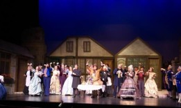 看看谁在纽约主演Gilbert & Sullivan Players的《巫师》和《陪审团审判》