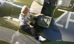 这位新斯科舍省人的父亲在二战期间驾驶一架喷火战斗机他只是去波兰看了看