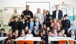 教育部长、近东救济工程处主任专员访问多哈巴勒斯坦学校