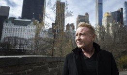 迈克尔·弗拉特利（Michael Flatley）谈到癌症时重申了他的誓言，并想念他在伊顿公学的儿子：“我从未在一场激烈的战斗中退缩