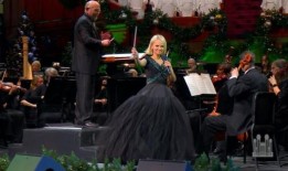 31天的节日欢乐：克里斯汀·切诺维斯与圣幕合唱团合唱“我们需要一点圣诞节”