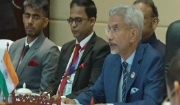 他说：“与东盟的政治、经济合作是当务之急