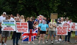 英国首相斯塔默誓言极右翼暴徒会为多年来最严重的骚乱“后悔”