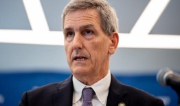 美国联邦航空局局长说，在阿拉斯加航空公司事件发生前，该机构对波音公司的监管“过份放任”