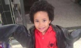 在母亲被指控谋杀后，父亲向“非常想念”的四岁男孩致敬