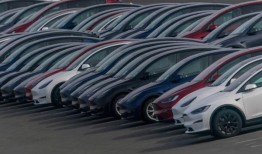 美国国家公路交通安全管理局称，特斯拉将召回超过12万辆汽车