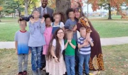 被指控为22岁女孩的新家庭筹集了2万美元用于度假和新车，然后发生了令人震惊的转折