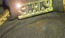 北方邦警察淤青的尸体在排水沟里被发现