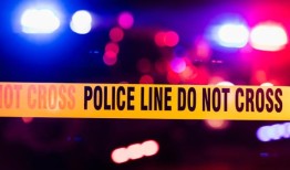 据称，一名多森男子在小女孩的卧室发现男孩后用枪殴打她