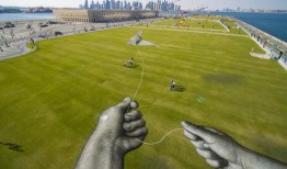 著名艺术家在风筝节用标志性的土地艺术庆祝加沙停火