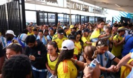 美洲杯决赛外等待的球迷引起混乱