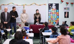 教育部长、近东救济工程处主任专员访问多哈巴勒斯坦学校