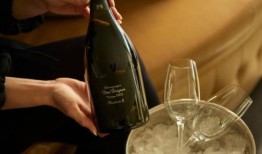 10月，珀斯皇冠酒店(Crown Perth)的纪尧姆酒馆(Bistro Guillaume)提供490美元的香槟体验和五道菜的法式菜单