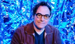 罗杰·巴特在百老汇的《回到未来》中给布朗博士带来了自己的想法