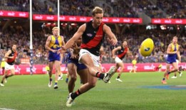 杨荣文在轰炸机抵挡勇敢的老鹰时受伤