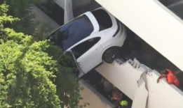 一名女子在车祸中获救，保时捷在停车场悬挂