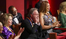 观看完成第46届肯尼迪中心荣誉，庆祝比利·克里斯托，rensame Fleming，迪翁·沃里克，更多