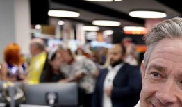 马丁·弗里曼、杰克·怀特霍尔和蕾切尔·莱利为慈善日打了电话