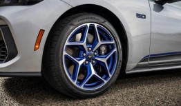 海岸自夸：2024年福特野马GT加利福尼亚特别增加了一个流行的蓝色